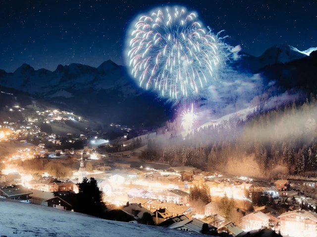 Vue du Village du Grand-Bornand avec un spectaculaire feu d'artifice à l'occasion du Nouvel An