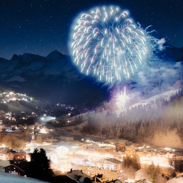 Vue du Village du Grand-Bornand avec un spectaculaire feu d'artifice à l'occasion du Nouvel An
