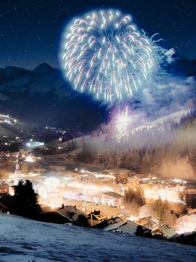 Vue du Village du Grand-Bornand avec un spectaculaire feu d'artifice à l'occasion du Nouvel An