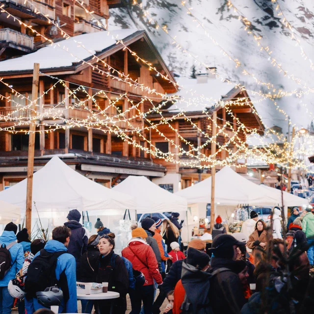 Place du Chinaillon où des personnes profitent des animations de Noël