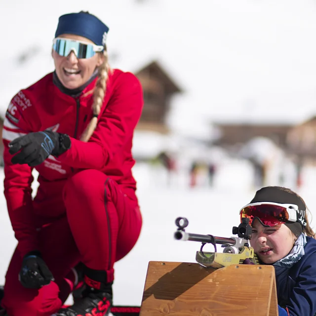 Fillette prenant un cours de biathlon hiver avec l'ESF nordic