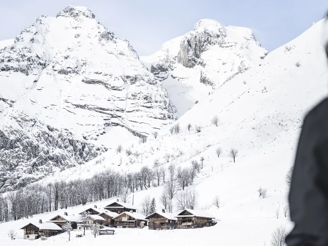 Skieur contemplant le hameau des Bouts, depuis la piste verte des Myrtilles