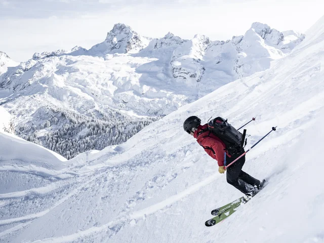 Skieuse sur la piste Freeride avec comme toile de fond, la pointe Percée
