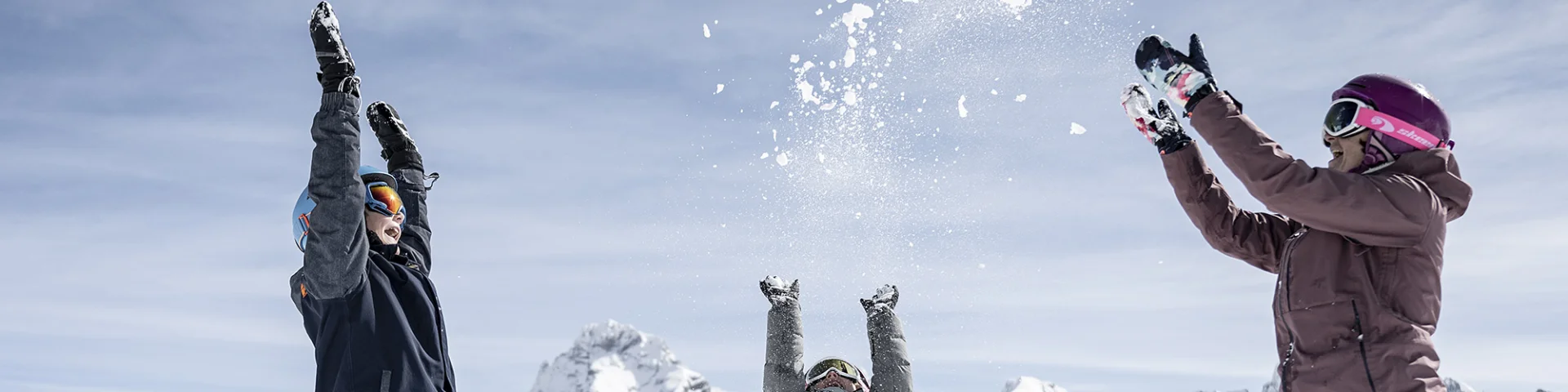 Famille en séjour au ski en train de s'amuser à se jeter de la neige sur le mont Lachat, à côté du #mongrandbo