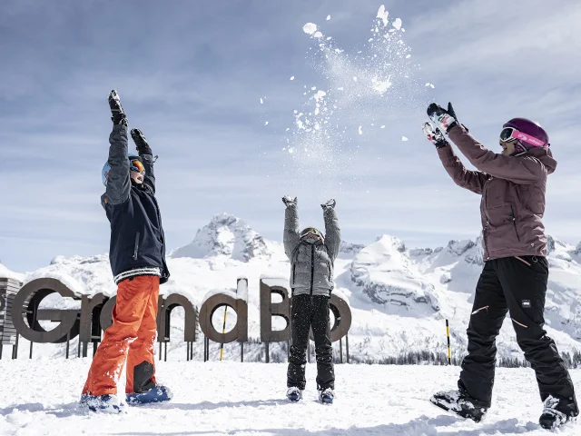 Famille en séjour au ski en train de s'amuser à se jeter de la neige sur le mont Lachat, à côté du #mongrandbo