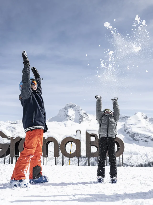 Famille en séjour au ski en train de s'amuser à se jeter de la neige sur le mont Lachat, à côté du #mongrandbo