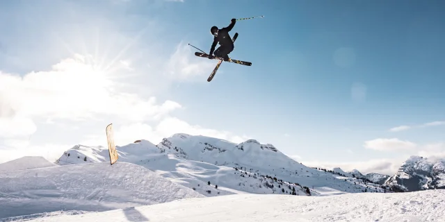 Skieur en train de faire un tricks sur le SnowparkGB