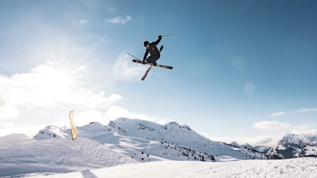 Skieur en train de faire un tricks sur le SnowparkGB
