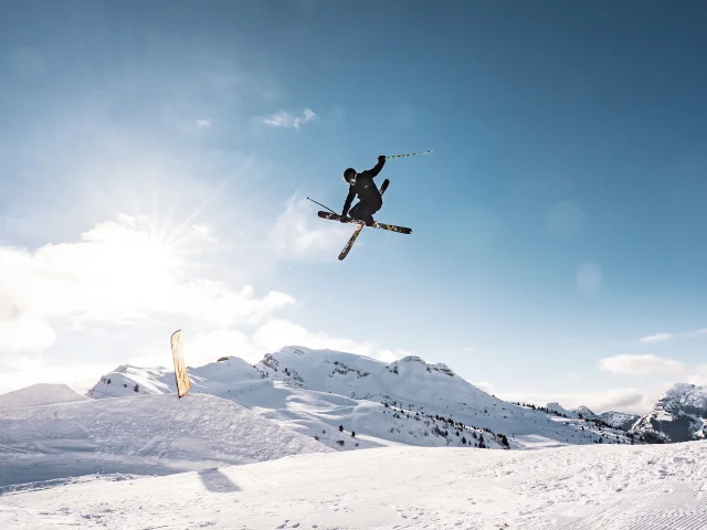 Skieur en train de faire un tricks sur le SnowparkGB