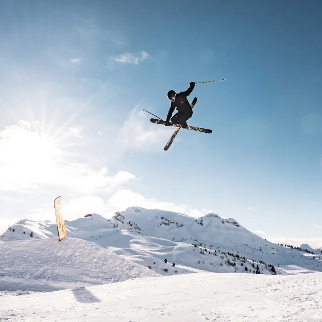 Skieur en train de faire un tricks sur le SnowparkGB