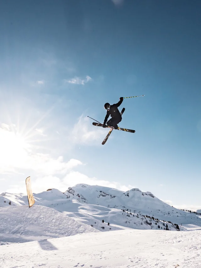 Skieur en train de faire un tricks sur le SnowparkGB
