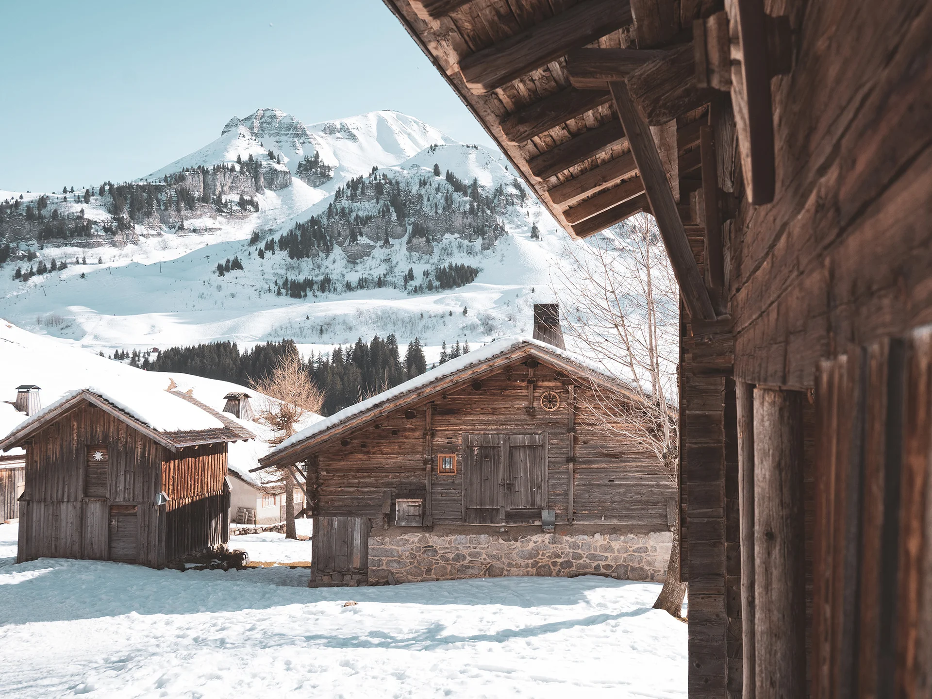 Chalet ancien en plein hiver au Chinaillon