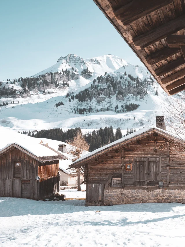 Chalet ancien en plein hiver au Chinaillon