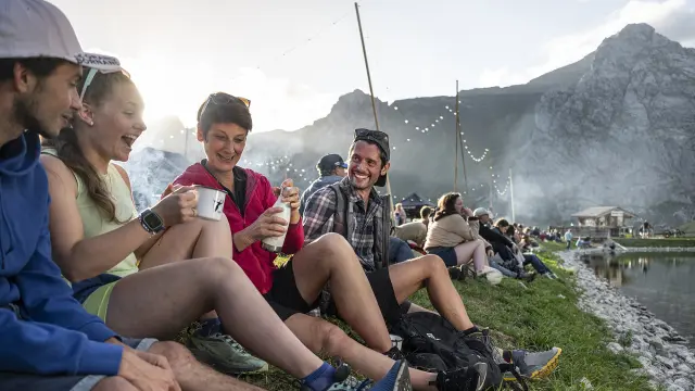 Un groupe de personnes profitant de la fête du lac de la Cour