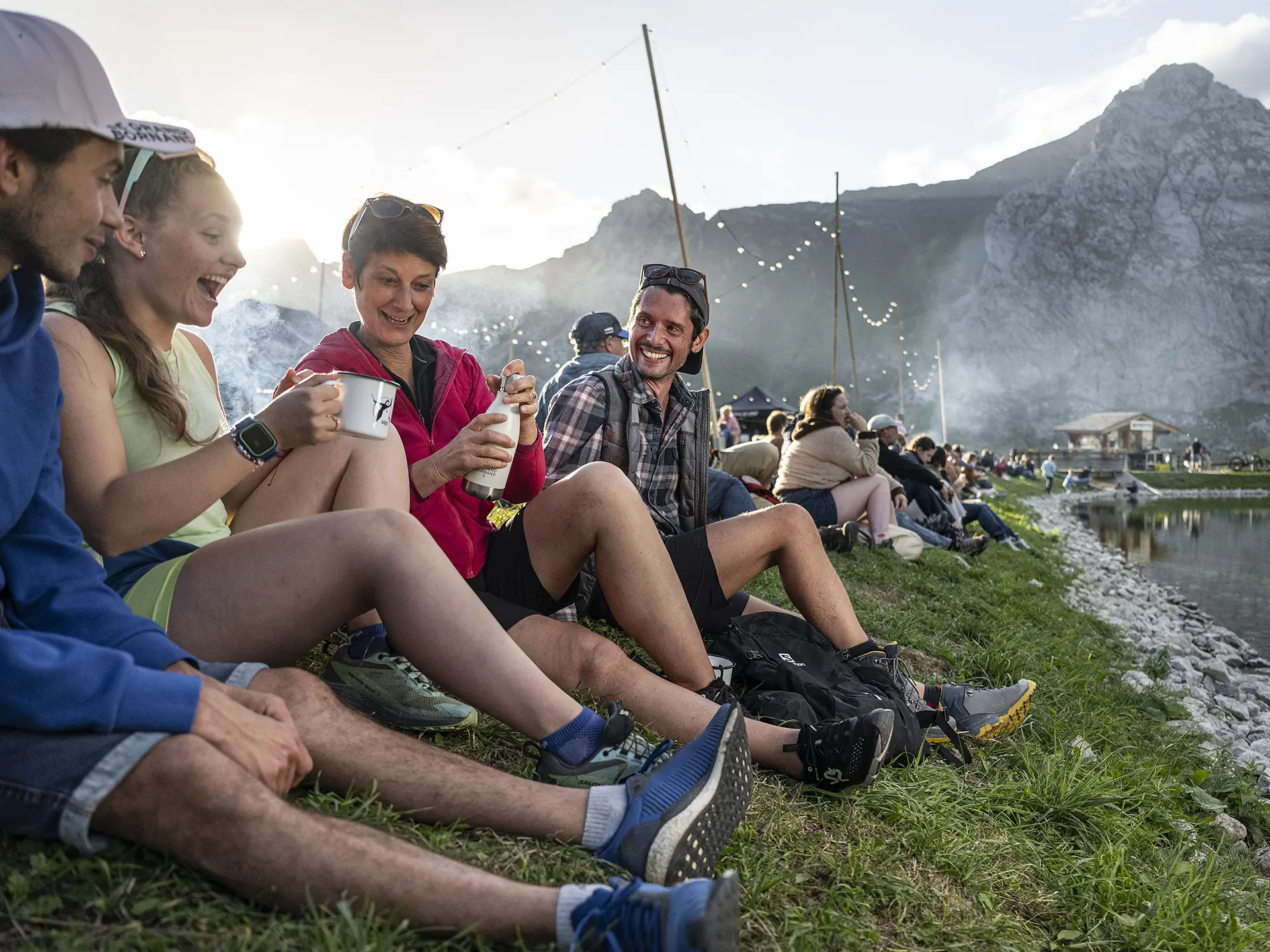 Un groupe de personnes profitant de la fête du lac de la Cour