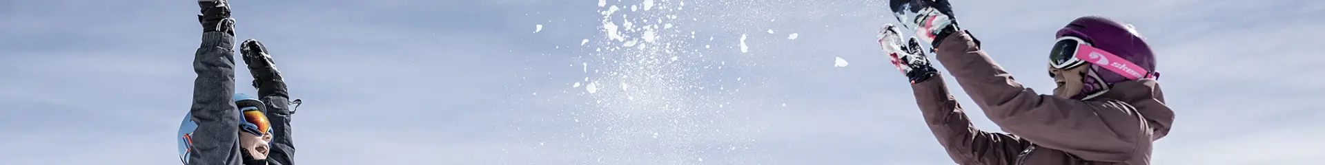 Famille en séjour au ski en train de s'amuser à se jeter de la neige sur le mont Lachat, à côté du #mongrandbo