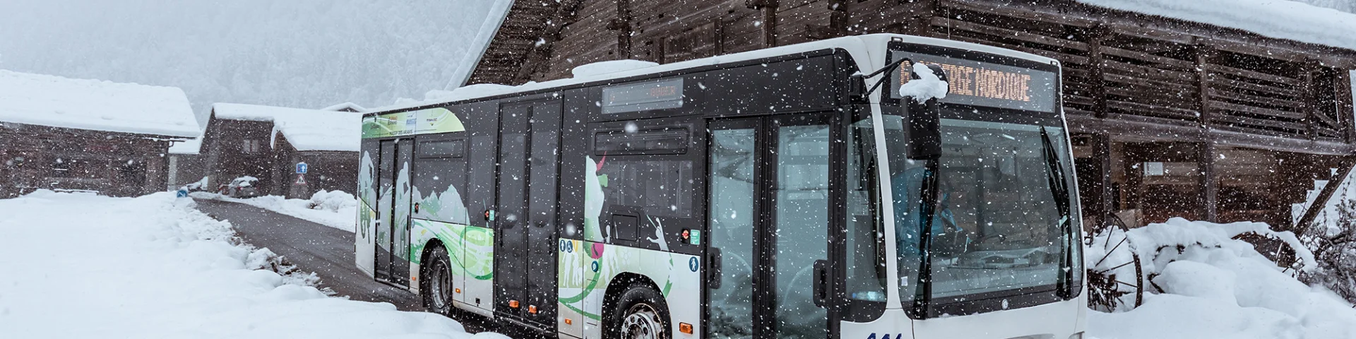 Bus-station du Grand-Bornand, passant par l'Auberge Nordique en plein hiver