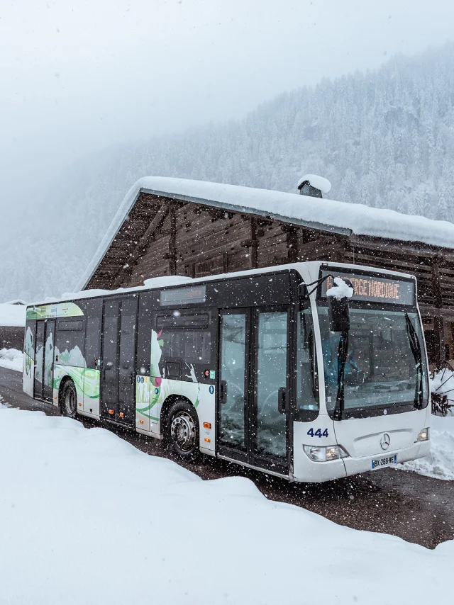 Bus-station du Grand-Bornand, passant par l'Auberge Nordique en plein hiver