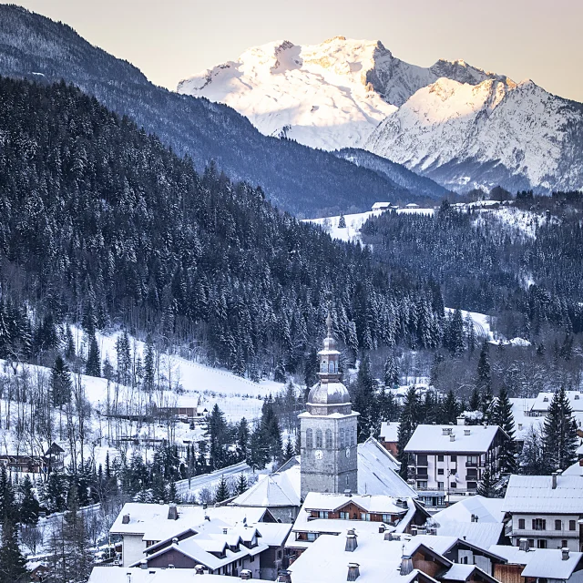 Vue du village du Grand-Bornand en hiver