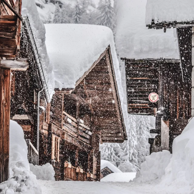 Dans les ruelles du vieux Chinaillon en hiver, sous la neige