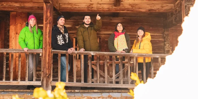 Un groupe de personnes participent à une visite guidée du vieux Chinaillon en plein hiver