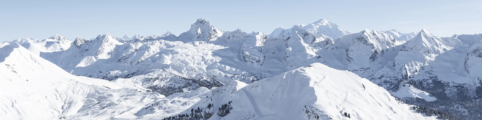 Vue aérienne du domaine skiable alpin