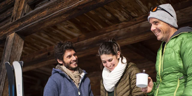 Un groupe d'amis profite d'un séjour au ski en séjournant dans un chalet proche des pistes