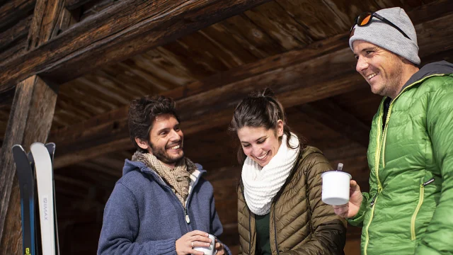 Un groupe d'amis profite d'un séjour au ski en séjournant dans un chalet proche des pistes
