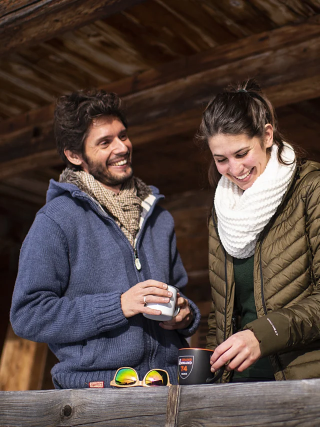 Un groupe d'amis profite d'un séjour au ski en séjournant dans un chalet proche des pistes