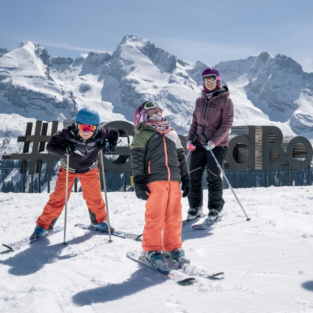 Famille en sortie ski s'amusant en haut du mont Lachat à côté du #mongrandbo