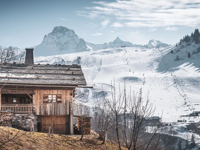 Le hameau des Bouts, avec comme toile de fond, la pointe Percée et les pistes de ski