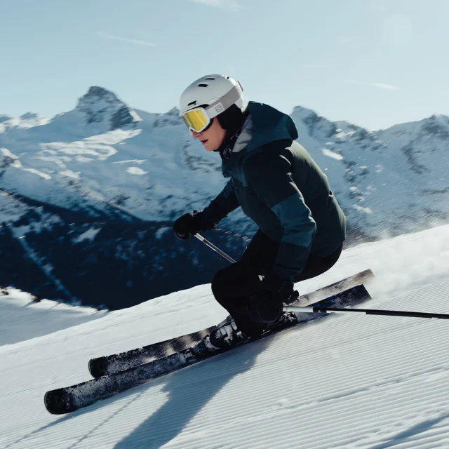 Skieuse dévalant la piste 2000