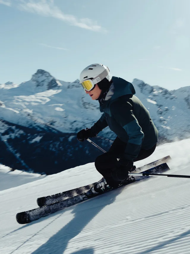 Skieuse dévalant la piste 2000