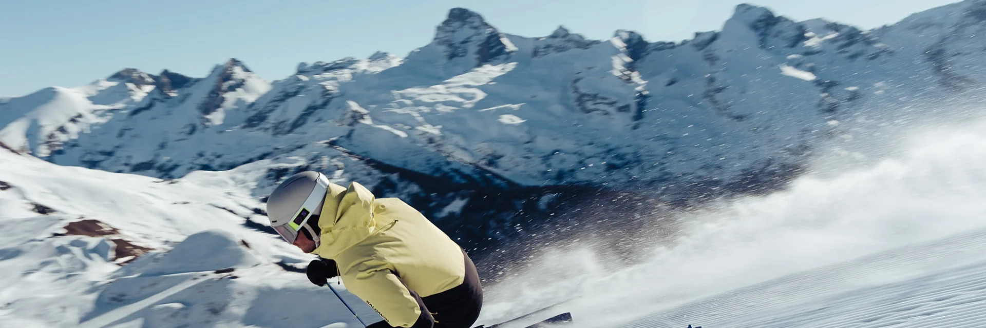 Skieur alpin dévalant la piste 2000