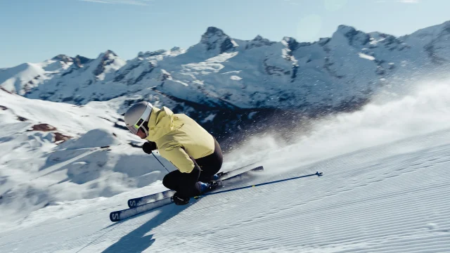 Skieur alpin dévalant la piste 2000