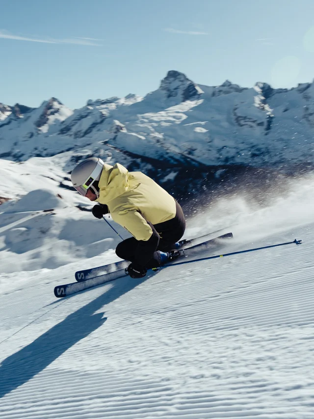 Skieur alpin dévalant la piste 2000