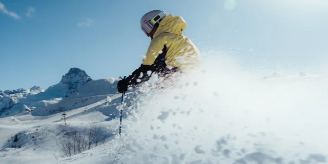Skieur alpin dévalant la piste 2000 du domaine skiable du Grand-Bornand