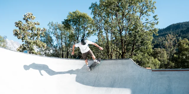 Un homme pratique du skate sur le nouveau skatepark du Grand-Bornand