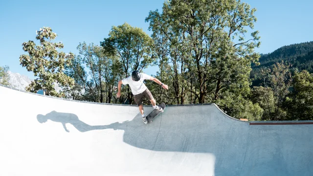 Un homme pratique du skate sur le nouveau skatepark du Grand-Bornand