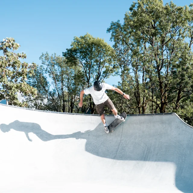 Un homme pratique du skate sur le nouveau skatepark du Grand-Bornand