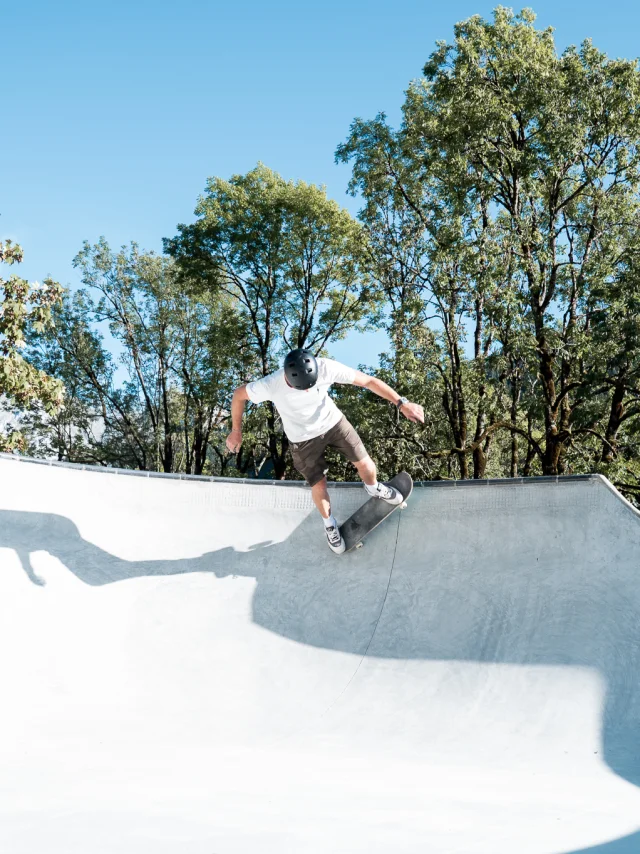 Un homme pratique du skate sur le nouveau skatepark du Grand-Bornand