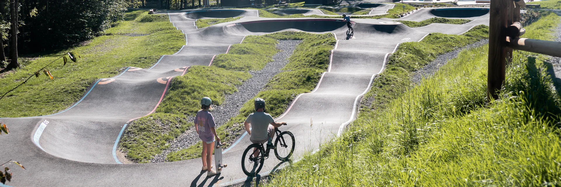 Une famille pratique différents sports sur le nouveau pumptrack du Grand-Bornand