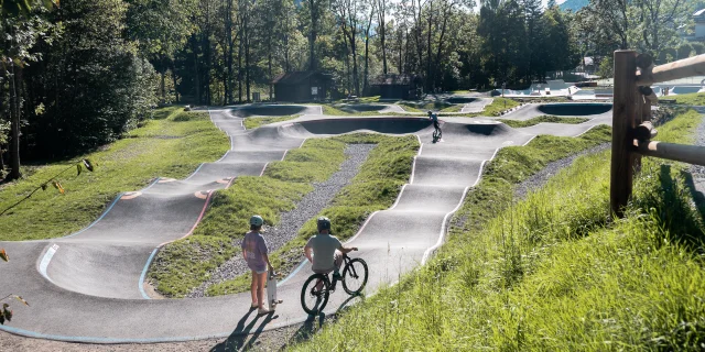 Une famille pratique différents sports sur le nouveau pumptrack du Grand-Bornand