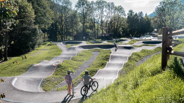 Une famille pratique différents sports sur le nouveau pumptrack du Grand-Bornand