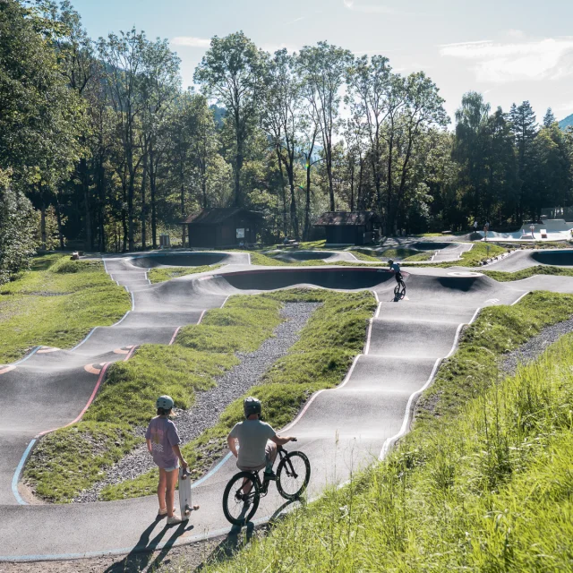 Une famille pratique différents sports sur le nouveau pumptrack du Grand-Bornand