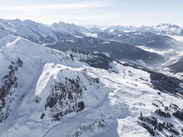 Vue aérienne du domaine skiable alpin