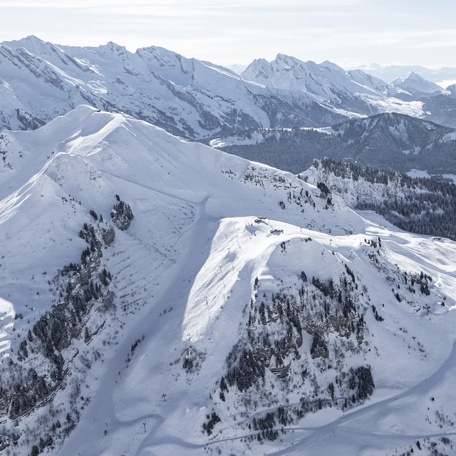Vue aérienne du domaine skiable alpin