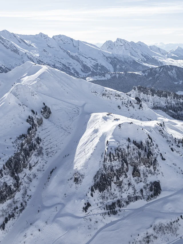 Vue aérienne du domaine skiable alpin