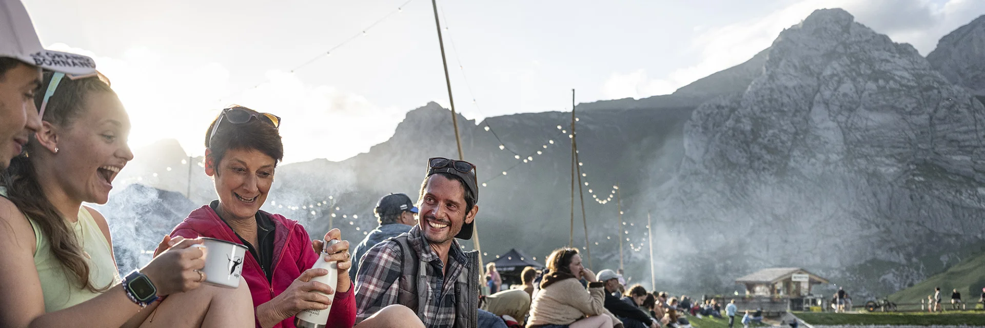 Un groupe de personnes profitant de la fête du lac de la Cour