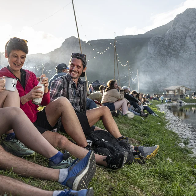 Un groupe de personnes profitant de la fête du lac de la Cour